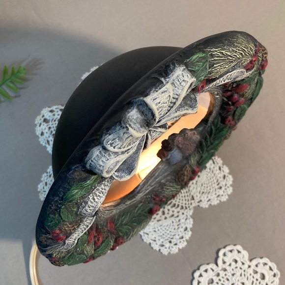 Vintage Ceramic Holiday Wreath Light With Bow And Berries - Picture 7 of 16